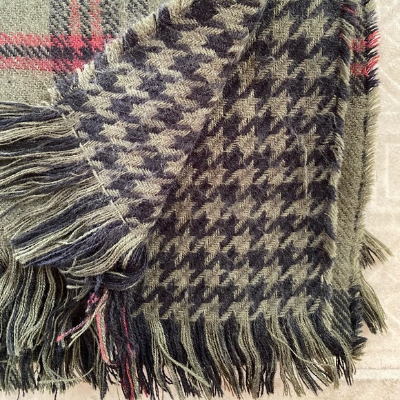 🌻 3/$10 Large Reversible Scarf - Picture 2 of 5